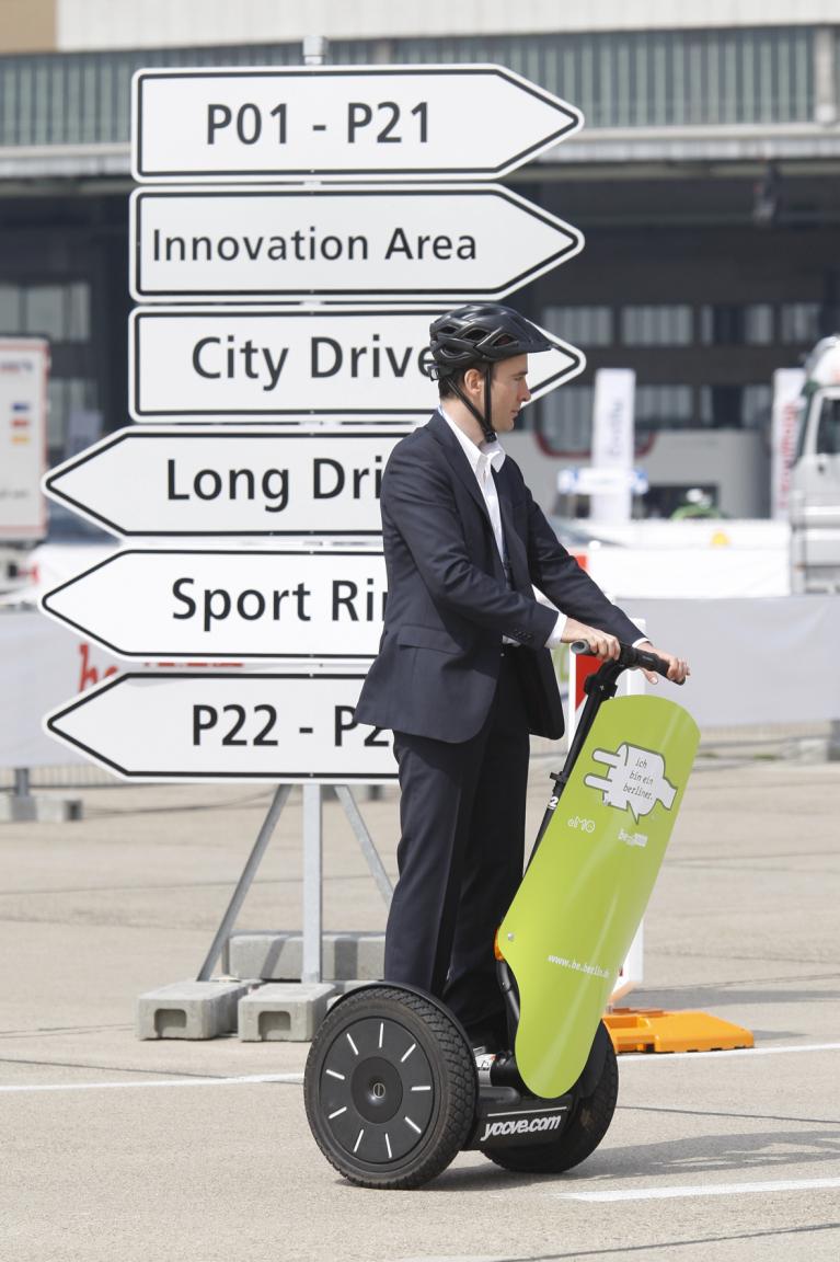 Aber auch exotische Fortbewegungsmittel wie der einachsige Segway Personal Transporter haben auf der Challenge Bibendum ihren Platz. 