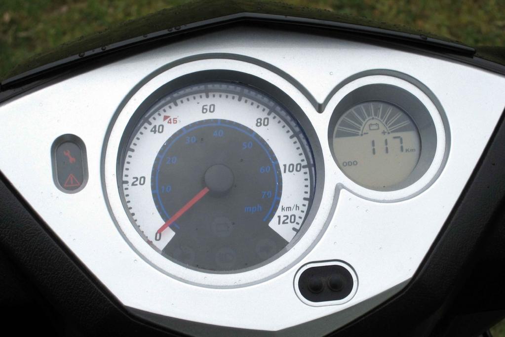 Alle Bedienelemente und das Cockpit sind rollertypisch sind. Daher fällt die Eingewöhnung leicht. 