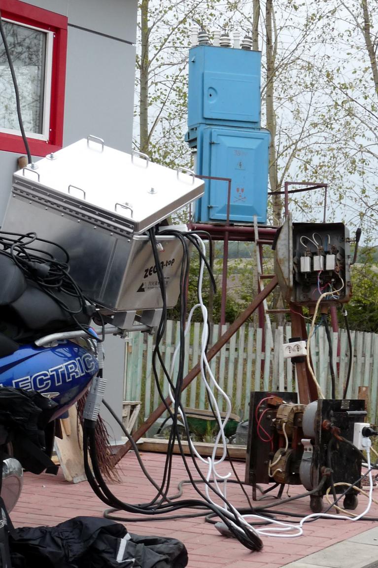 Als globaler Elektromobilist braucht man viel Improvisationstalent. Besonders die Suche nach einer geigneten Ladestation erfordert viel Erfindergeist. Gut, dass Sven Lehmann gelernter Ingenieur ist. 