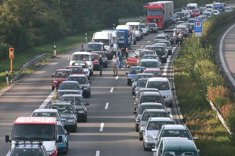 Am meisten im Stau stehen Autofahrer in Hannover und Köln