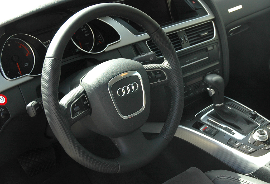 Audi A5 Coupé Diesel: Blick ins sportlich-funktionell gestaltete Cockpit.