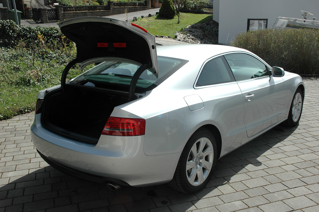 Audi A5 Coupé Diesel: Ins Gepäckabteil passen ordentliche 455 Liter hinein.