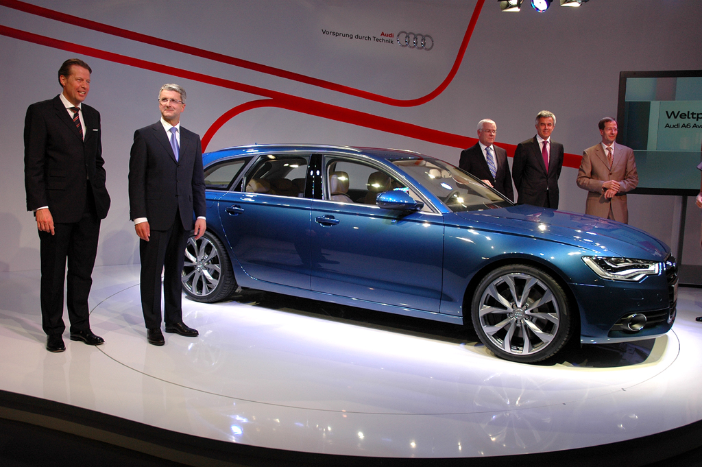 Audi A6 Avant: Gruppenbild mit dem Designchef der Marke, Stefan Sielaff (links). 