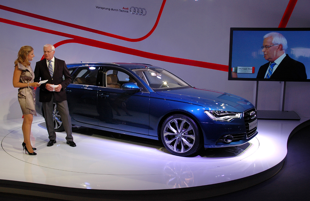 Audi A6 Avant: Moderatorin Catherine Vogel im Gespräch mit Entwicklungschef Michael Dick. 