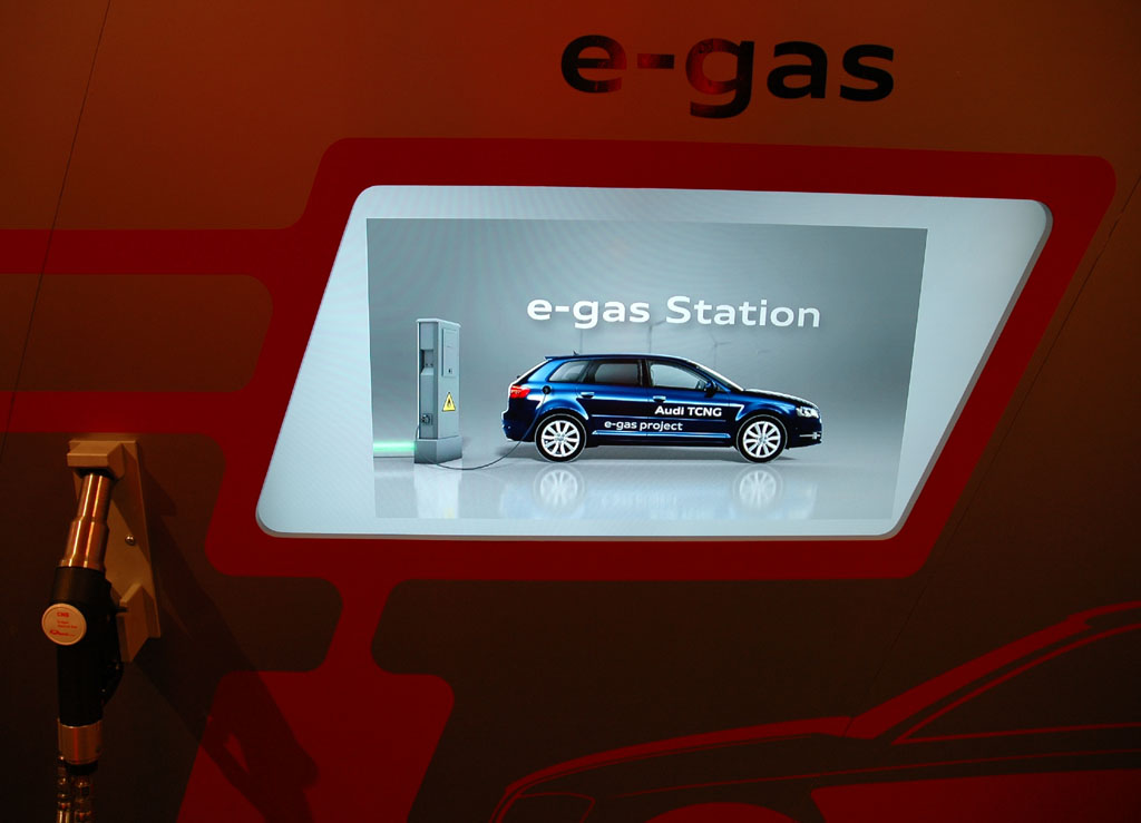 Audi Balancec Mobility: Der A3 tankt das chemisch mit Erdgas identische e-Gas und fährt los.