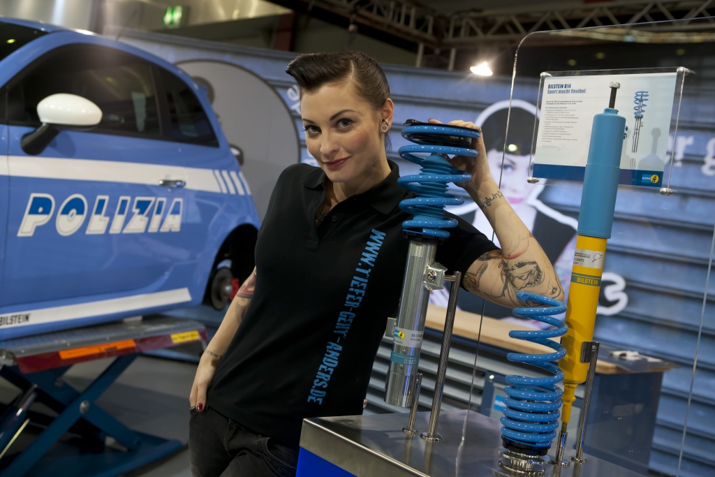 Bilstein und Lina Van de Mars zeigen: „Tiefer-geht-anders!“