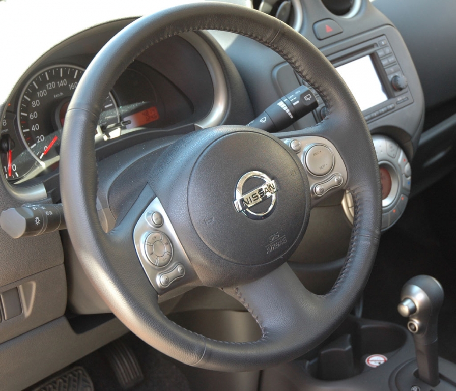 Blick ins Cockpit des Nissan-Kleinwagens.