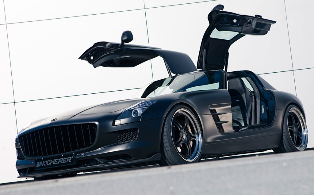 Blickfang - Playmate Mia Gray räkelt sich auf Mercedes SLS. Foto: Kicherer.