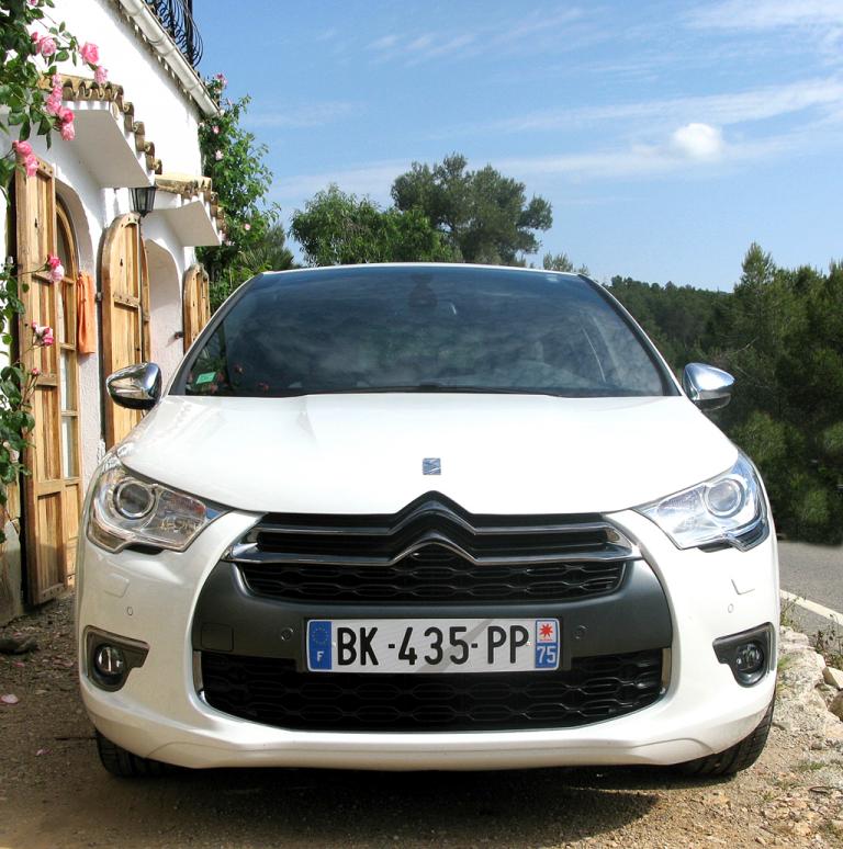 Citroën DS4: Blick auf die kraftvoll gestaltete Frontpartie des Kompaktmodells. 