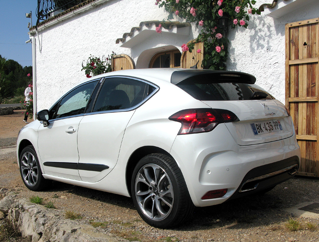 Citroën DS4: Heck-/Seitenansicht des viertürigen Fließheckmodells. 