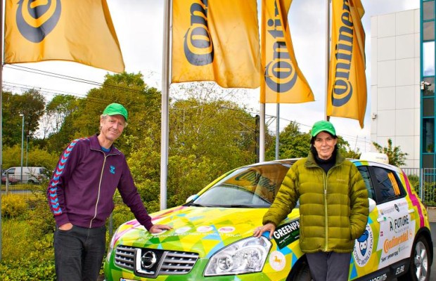 Dänisches Weltreisende halten mit Elektroauto bei Continental