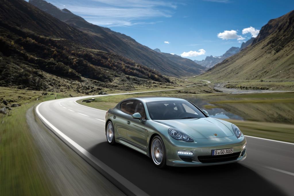 Das 3,0-Liter-Triebwerk der Limousine kommt auf 184 kW/250 PS, das maximale Drehmoment beträgt 550 Nm und liegt zwischen 1.750 u