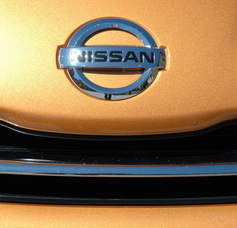 Das Markenlogo sitzt beim Micra vorn über der kleinen Kühlergrill-Leiste.