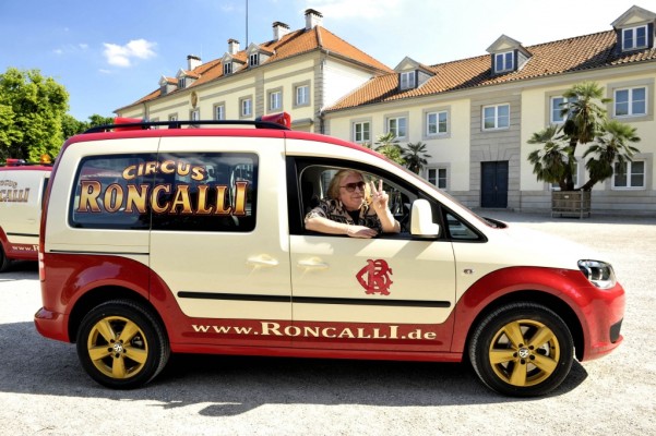 Der Direktor des Zirkus Roncalli, Berhard Paul nimmt am 25.05.2011 in Hannover zwei individuell designte Caddy 