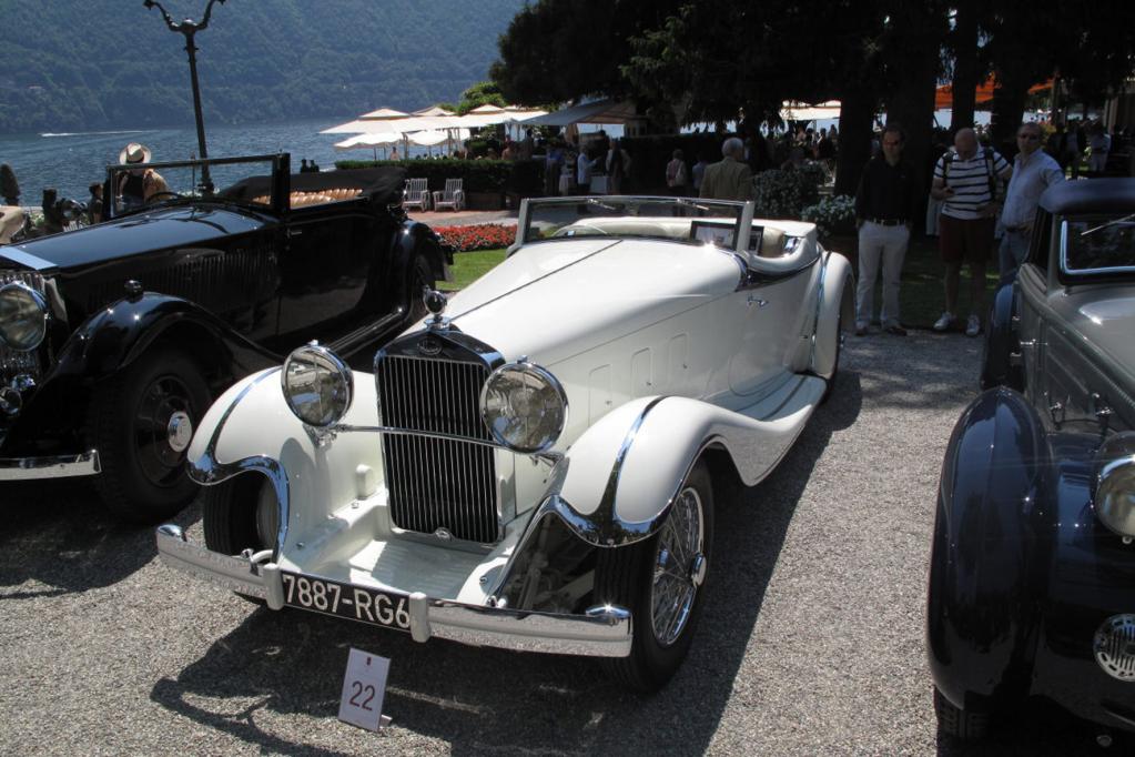 Die Berge und der See bilden den perfekten Hintergrund für die automobilen Schönheiten wie den Delage D8 S. 
