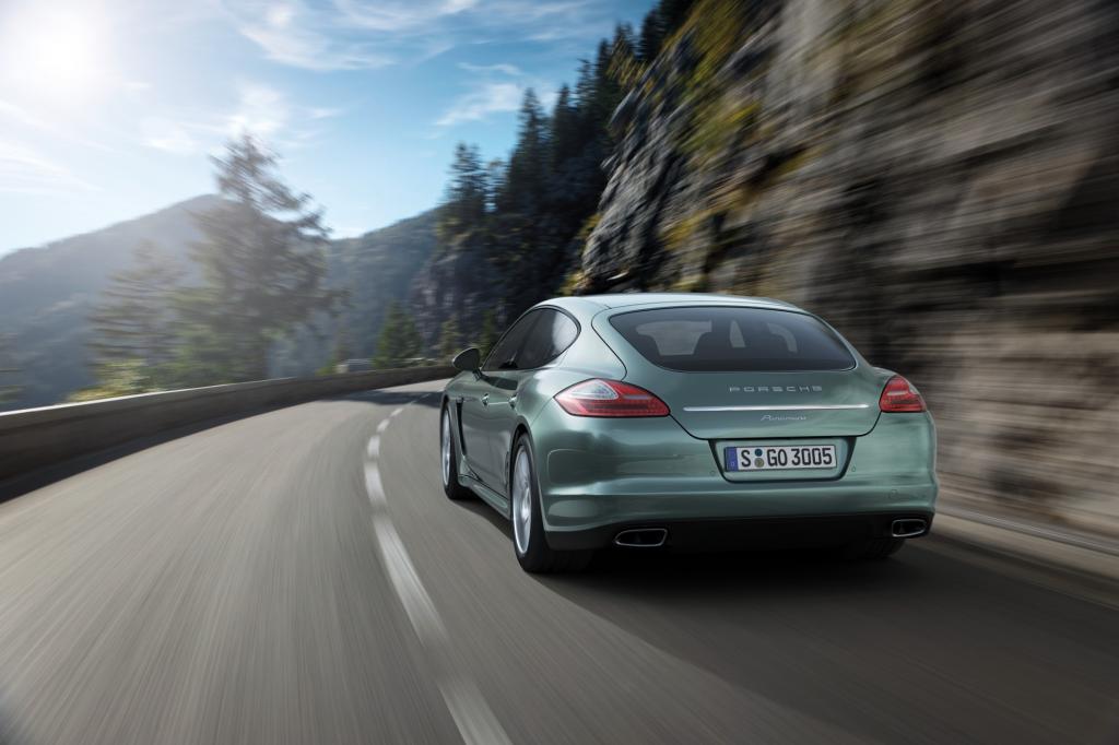 Die Preise für den ab August erhältlichen sparsamsten Panamera starten bei 80.183 Euro