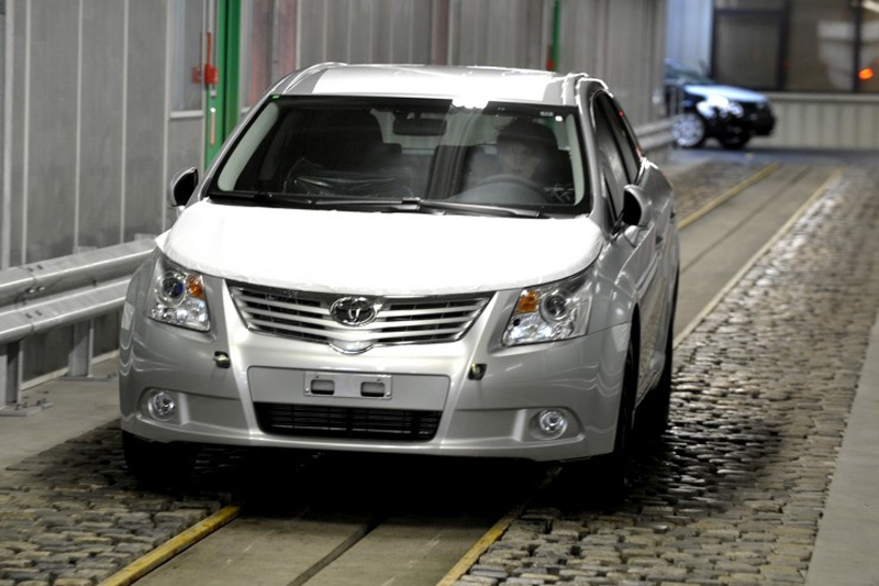Ein Avensis-Kombi von Toyota außerhalb der Fertigungshalle.