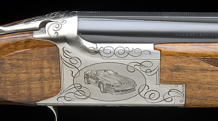 Ein Gewehr passend zum Aston Martin - was für ein Luxus!
