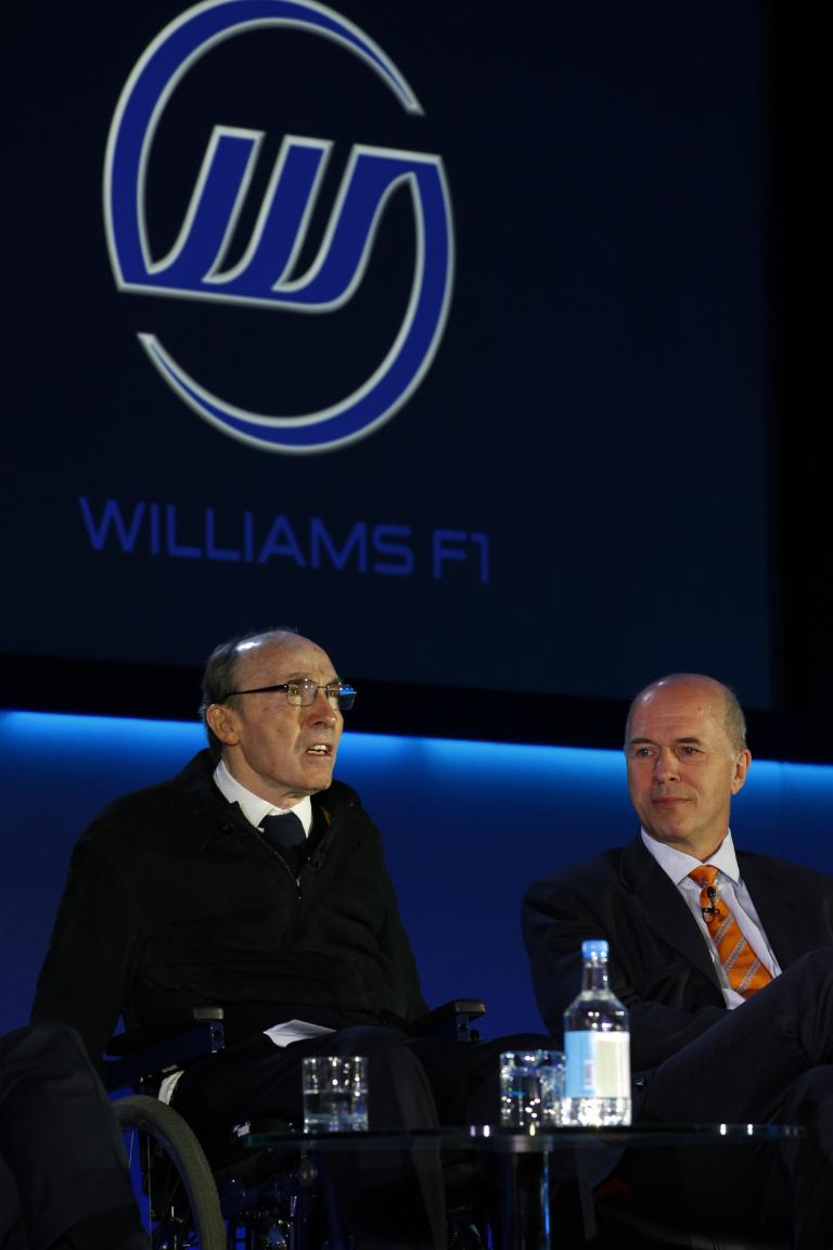 Einblick in die Zukunft - Jaguar C-X75: Sir Frank Williams und Carl-Peter Forster (rechts).