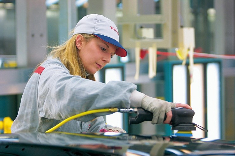 Eine Toyota-Angestellte bei der Arbeit im französichen Werk Valenciennes.