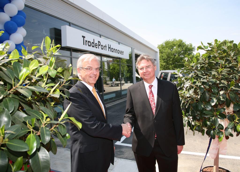 Eröffneten gemeinsam den 50. TradePort in Hannover- Bernd Huchzermeyer, Geschäftsführer der VGSG (li) und Hans-Dieter Rybicki, der den TradePort Hannover leiten wird.