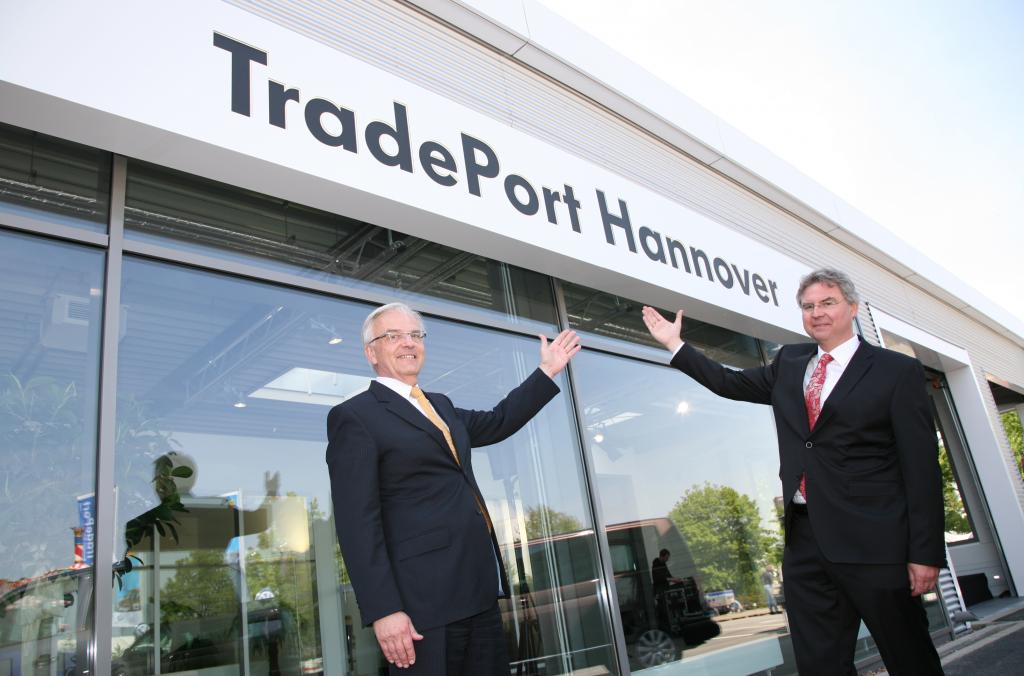 Eröffneten gemeinsam den 50. TradePort in Hannover- Bernd Huchzermeyer, Geschäftsführer der VGSG (li) und Hans-Dieter Rybicki, der den TradePort Hannover leiten wird.