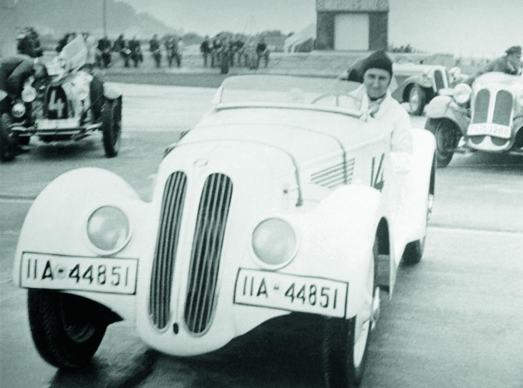 Ernst Henne im ersten BMW 328 Prototyp vor dem Start zum Eifelrennen 1936.