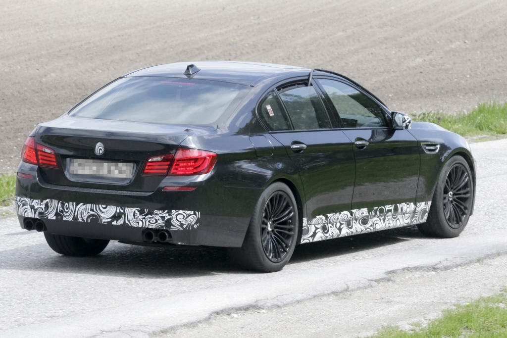Erwischt: BMW M5 – Rennwagen im Feld