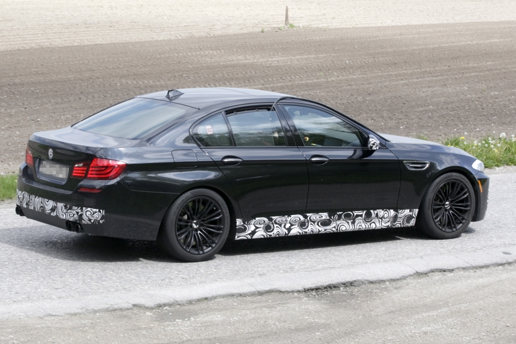 Erwischt: BMW M5 – Rennwagen im Feld