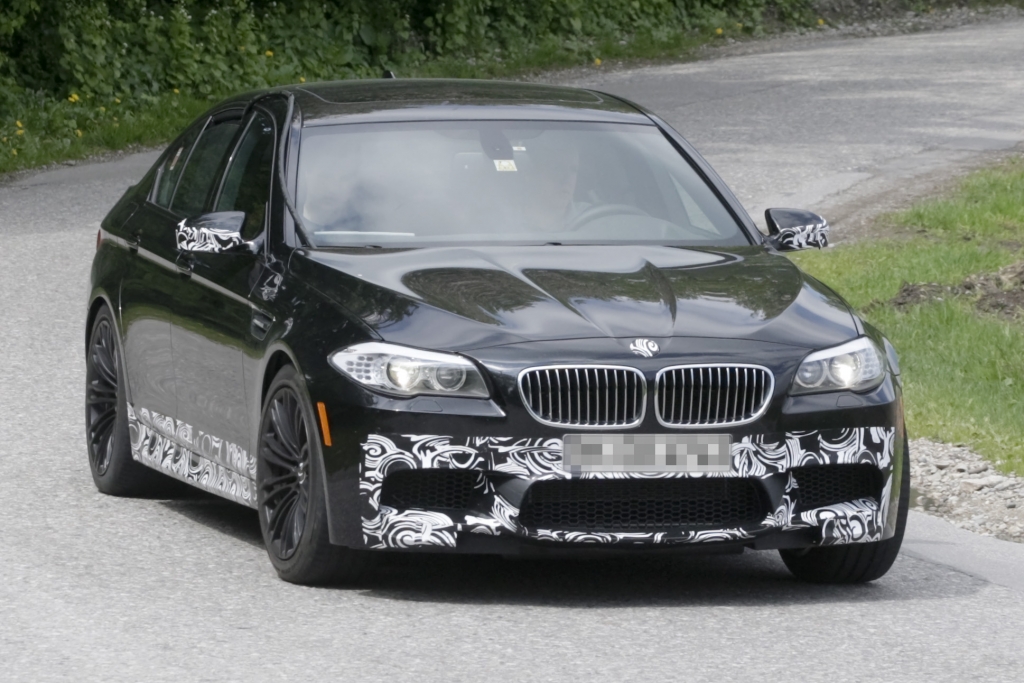 Erwischt: BMW M5 – Rennwagen im Feld