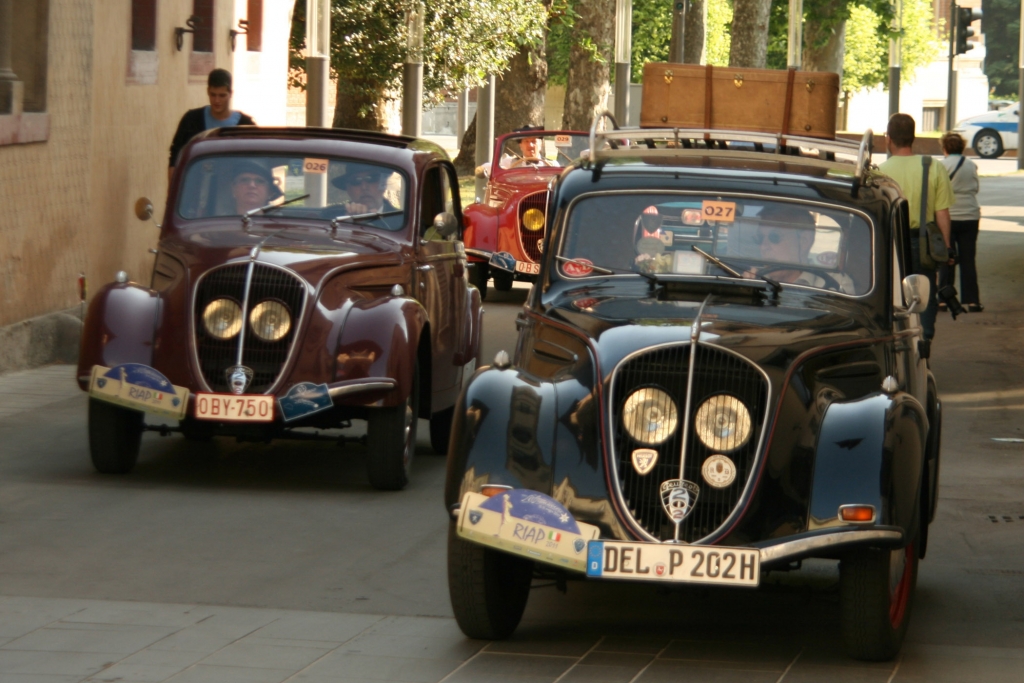 Europäisches Peugeot-Treffen - Die Parade des Löwenrudels 