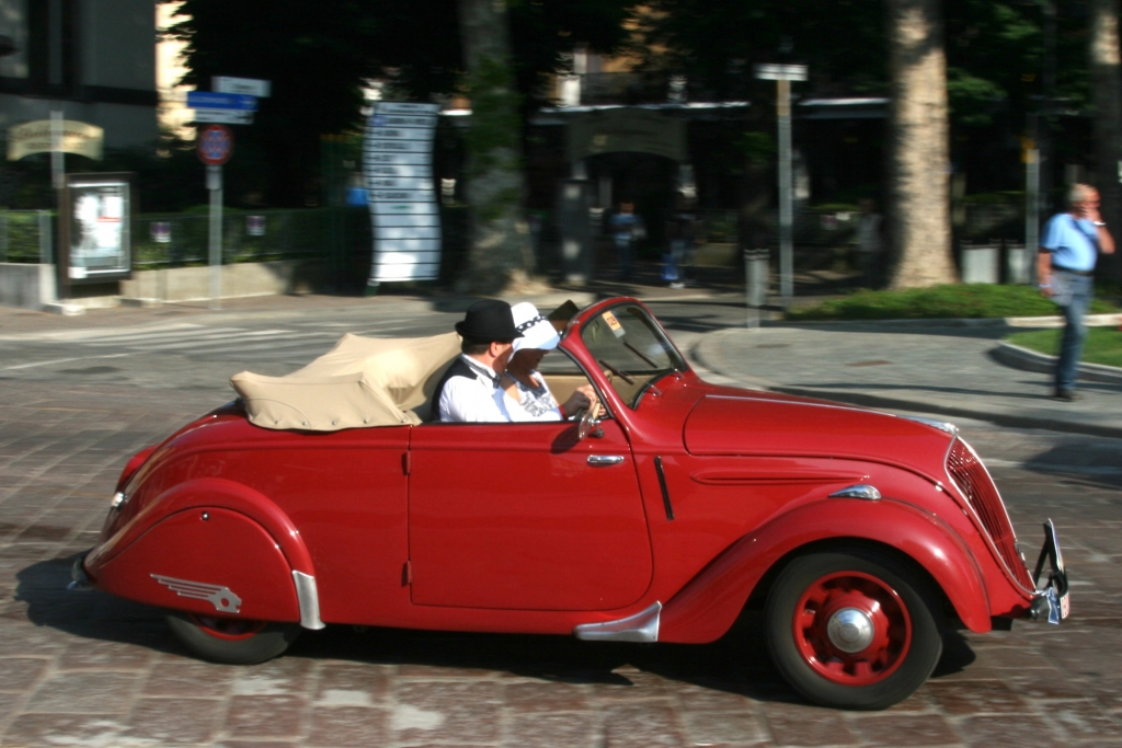 Europäisches Peugeot-Treffen - Die Parade des Löwenrudels 