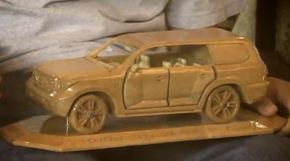 Fast besser als das Original – beeindruckende Auto-Holzskulpturen
