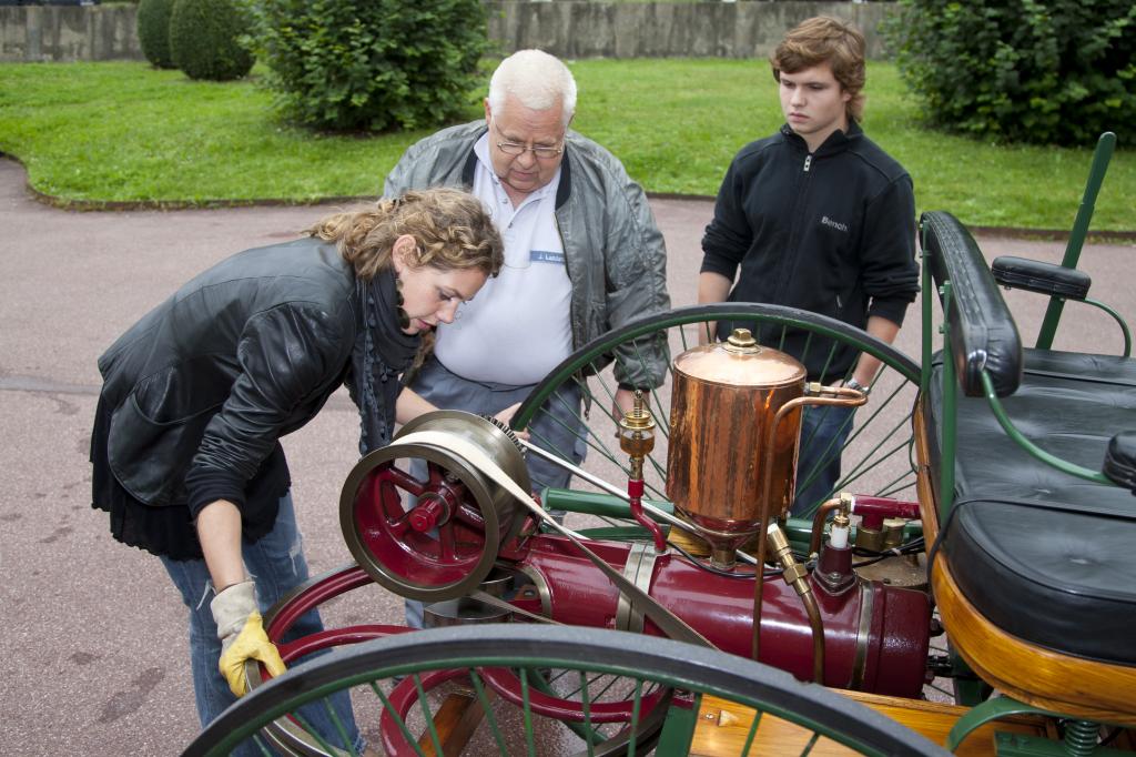 Felicitas Woll startet den Benz Patent-Motorwagen.