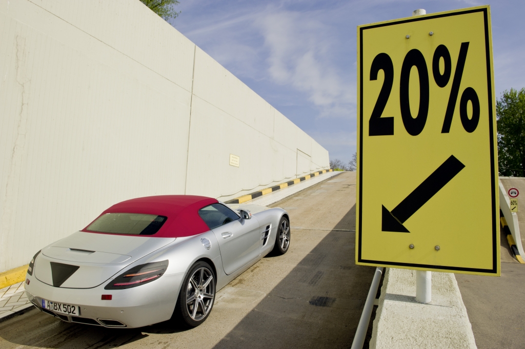 Flügellos: Ein erster Blick auf den Mercedes SLS AMG Roadster