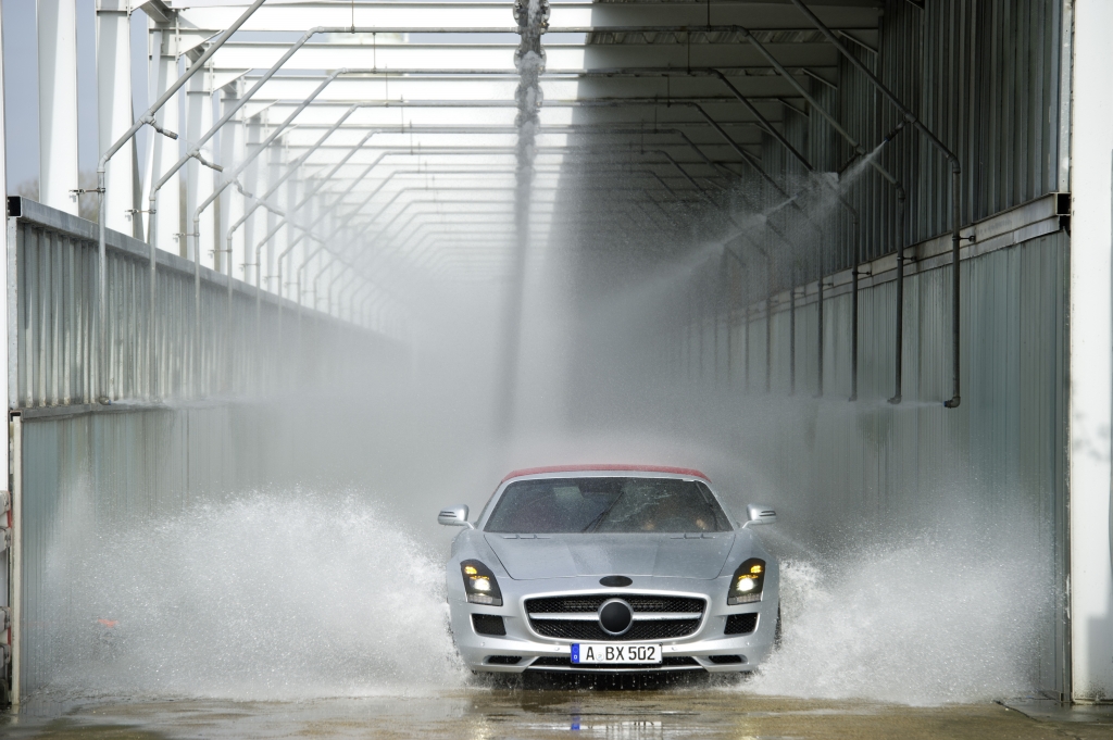 Flügellos: Ein erster Blick auf den Mercedes SLS AMG Roadster