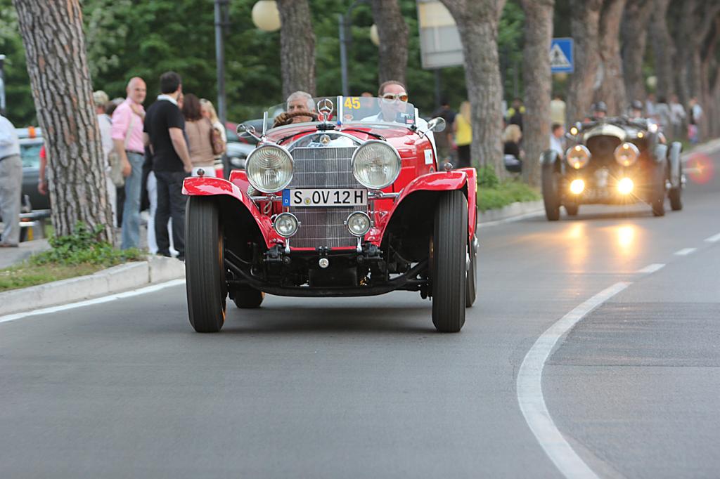 Giacomo Agostini (links) und Jochen Mass bei der Mille Miglia 2011 in einem Mercedes SS aus dem Jahr 1930.