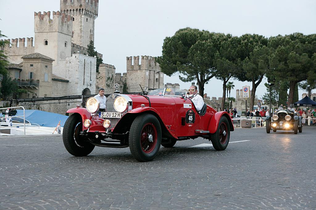 Giacomo Agostini (links) und Jochen Mass bei der Mille Miglia 2011 in einem Mercedes SS aus dem Jahr 1930.