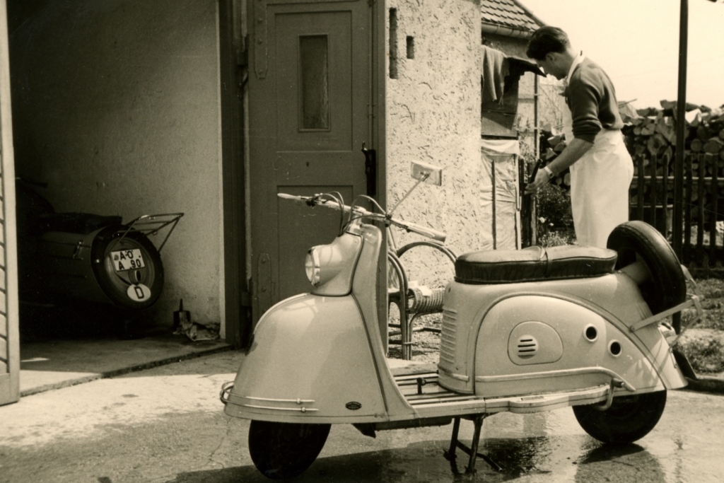Goggo 200 vor Garage.