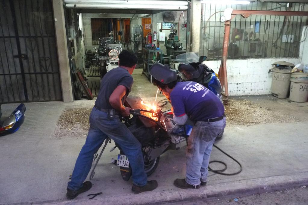 Gut, wenn sich unterwegs helfende Hände finden. Alles in allem seien auf den 28 000 Kilometern aber fast keine Reparaturen nötig gewesen, berichten die Heimkehrer. 