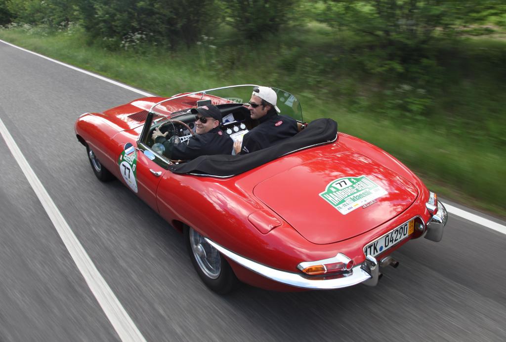 Hamburg-Berlin-Klassik 2011: Schauspieler Jürgen Vogel und Journalist Ralf Schütze im Jaguar E-Type.