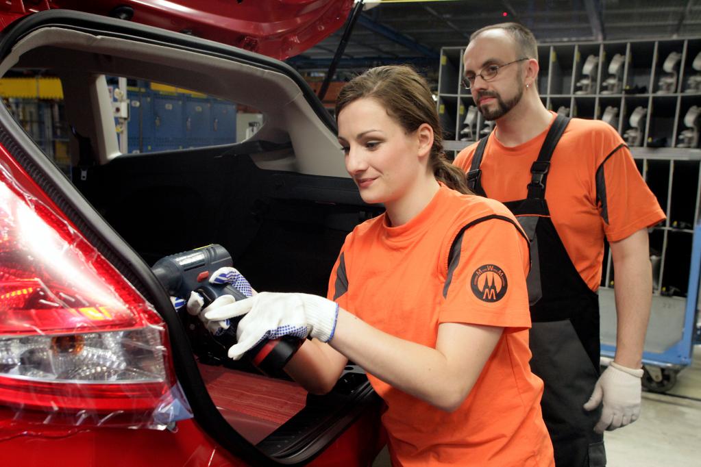 Hauptdarstellerin Karoline Teska konnte sich bei den Dreharbeiten unter anderem beim Einbau von Heckklappendichtungen beweisen. Der 