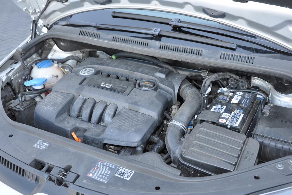 Im Motorraum ist von der Umrüstung fast nichts zu erkennen