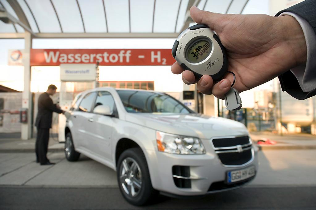 In einigen Tankstellen wie an dieser Total-Station in Berlin hat die Zukunft schon begonnen. Autofahrer tanken dort vor Ort hergestellten Wasserstoff für Brennstoffzellenautos statt herkömmlichem Sprit. 