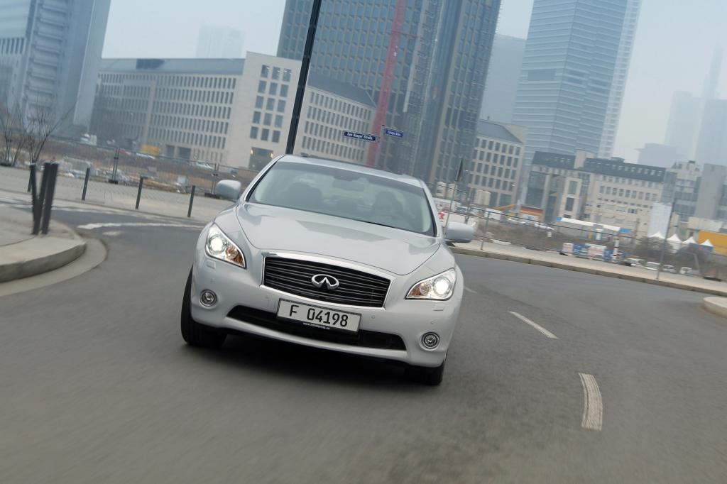 Infiniti M35h - Auf Sparflamme ins Oberhaus