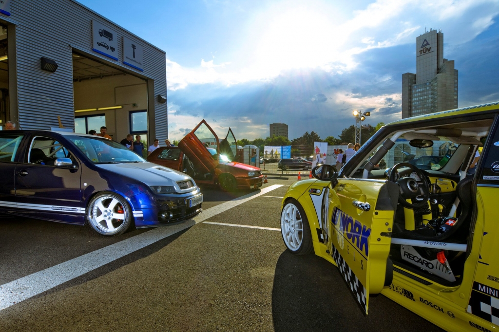 Insgesamt über 100 Fahrzeuge werden an der TÜV-Prüfstelle ausgestellt. 