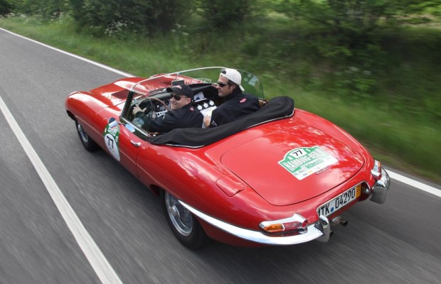 Jaguar E und Range Rover lieferten sich Kopf-an-Kopf-Rennen