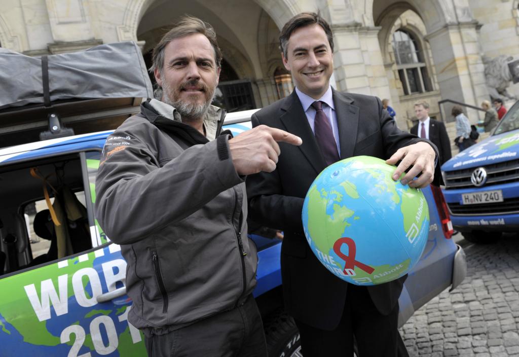 Joachim Franz (rechts) stoppte auf der World Aids Awareness Expedition in Hannover vor dem Rathaus, wo ihn Niedersachsens Ministerpräsident David McAllister begrüßte.