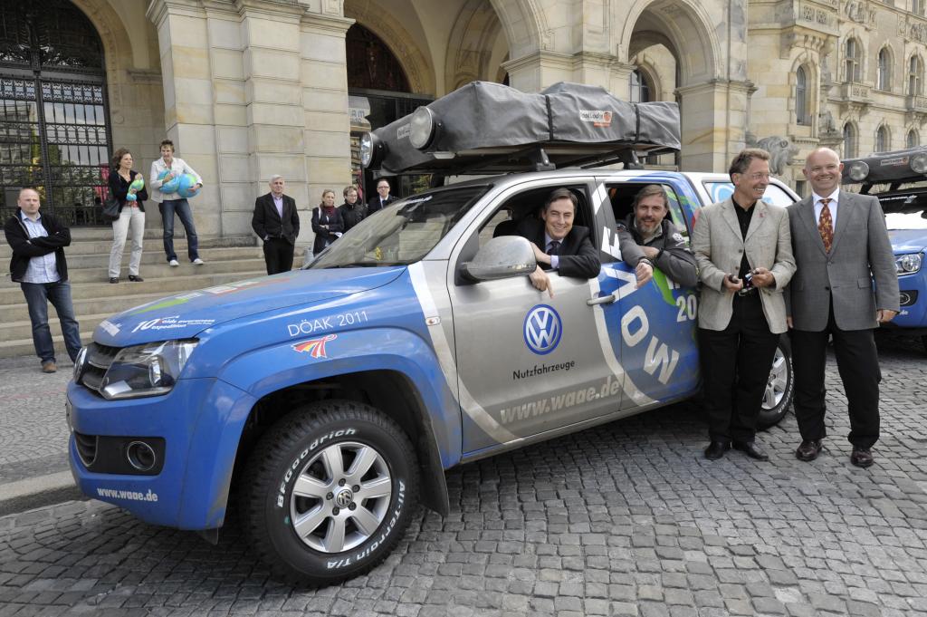 Joachim Franz (rechts) stoppte auf der World Aids Awareness Expedition in Hannover vor dem Rathaus, wo ihn Niedersachsens Ministerpräsident David McAllister begrüßte.