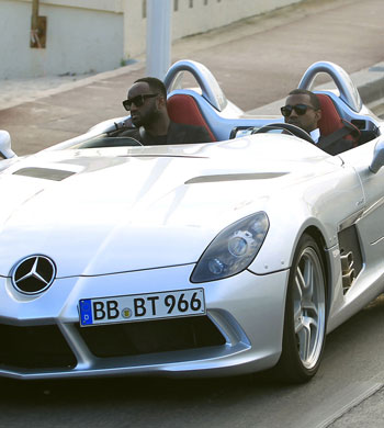 Kanye West in seinem Supersportler beim Auftritt bei der AIDS-Gala in Cannes, Foto: Socialite Life